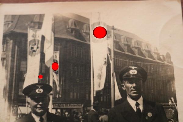 altes Foto - zwei Offiziere Kyffhäuserbund ? bei Feierlichkeit - Fahnen